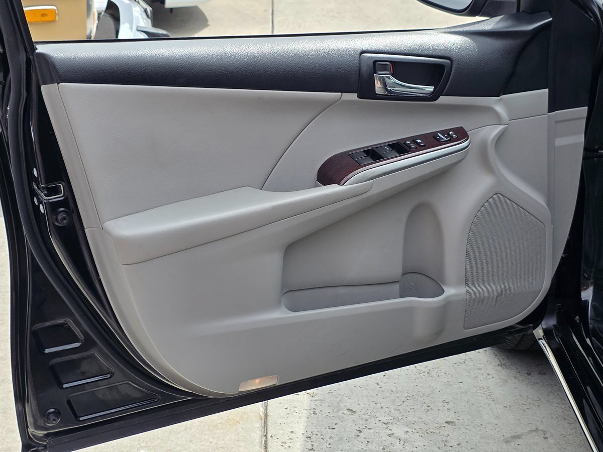 Used 2012 Toyota Camry XLE w/ Leather Pkg FWD image 31