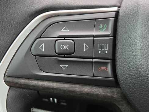 Used 2025 Jeep Grand Cherokee Limited w/ Luxury Tech Group II RWD image 27