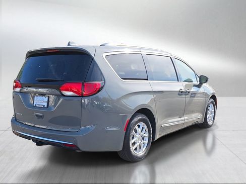 Used 2020 Chrysler Pacifica Touring-L image 3