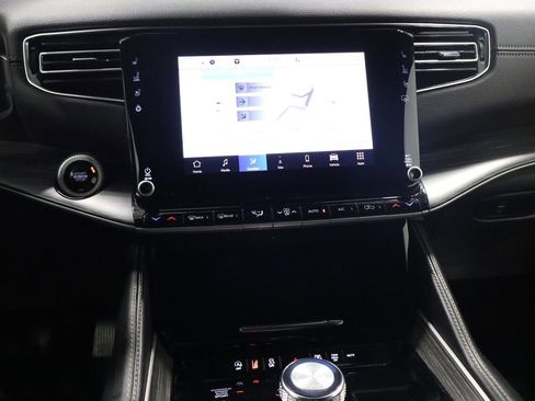 Certified 2024 Jeep Wagoneer L Series II w/ Flexible Seating Group image 23