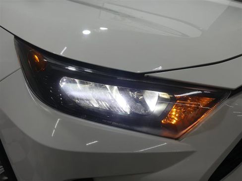 Used 2021 Toyota RAV4 LE image 14