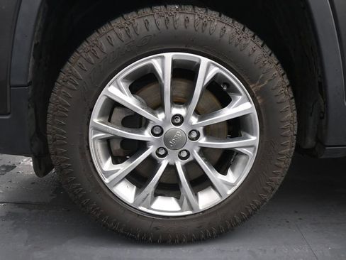 Used 2019 Jeep Cherokee Latitude Plus w/ Comfort/Convenience Group AWD/4WD image 14