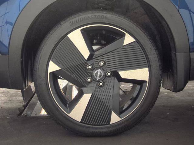Used 2025 Nissan Kicks SR FWD image 2