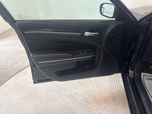 Used 2018 Chrysler 300 Touring RWD image 33