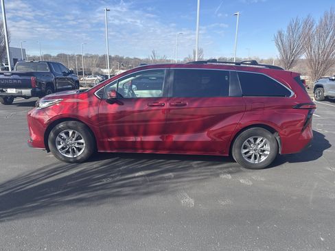Used 2022 Toyota Sienna LE image 7