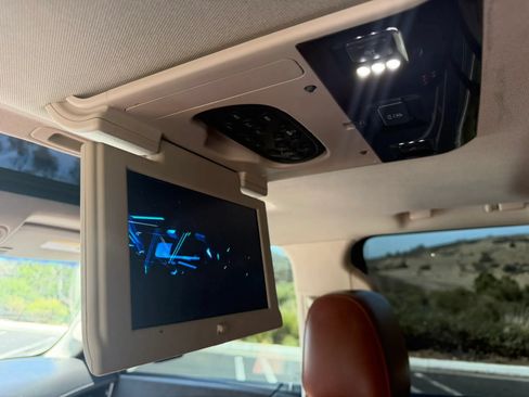 Used 2017 Cadillac Escalade Premium Luxury AWD/4WD image 17