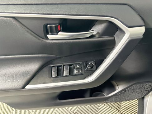 Used 2025 Toyota RAV4 XLE FWD image 15