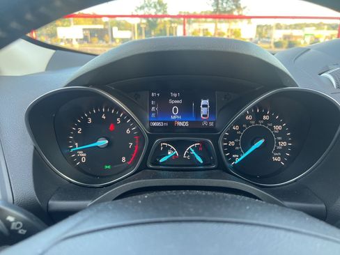 Used 2019 Ford Escape SEL image 3