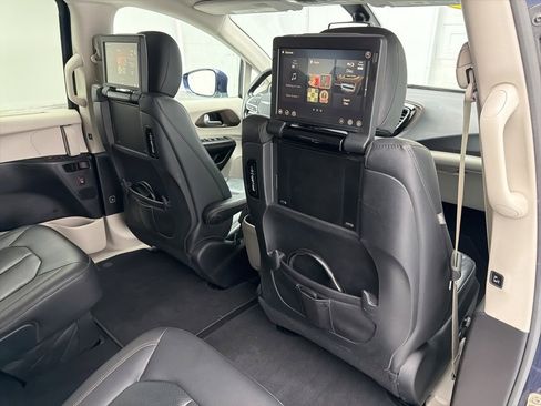 Used 2019 Chrysler Pacifica Touring-L Plus w/ Tire & Wheel Group image 51