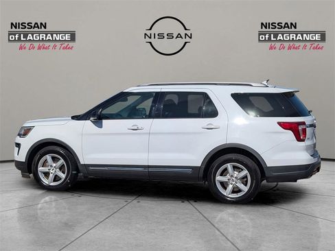 Used 2018 Ford Explorer XLT w/ Equipment Group 202A image 8