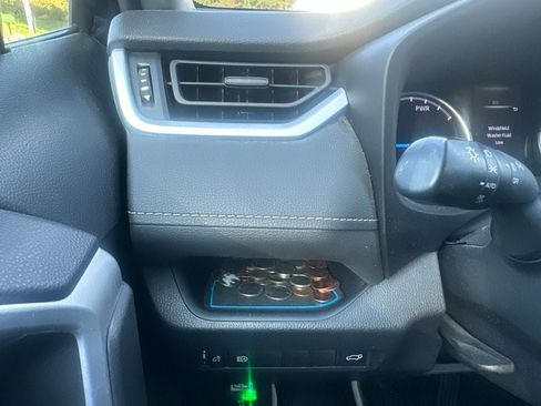 Used 2021 Toyota RAV4 XLE w/ Convenience Package AWD/4WD image 17