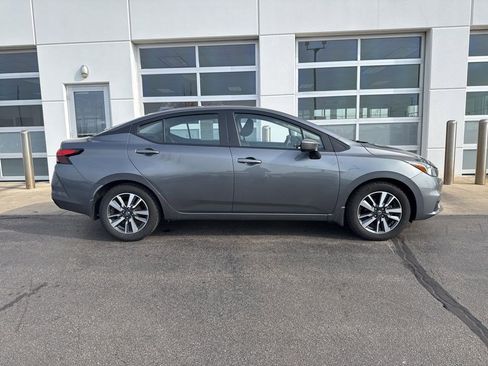 Used 2022 Nissan Versa SV image 3