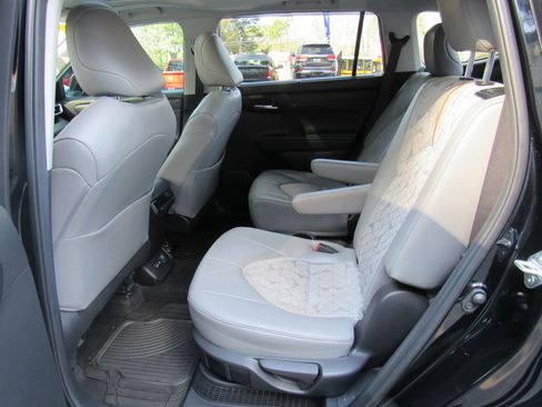 Used 2023 Toyota Highlander Bronze Edition AWD/4WD image 12