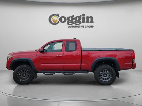 Used 2017 Toyota Tacoma TRD Off-Road image 2