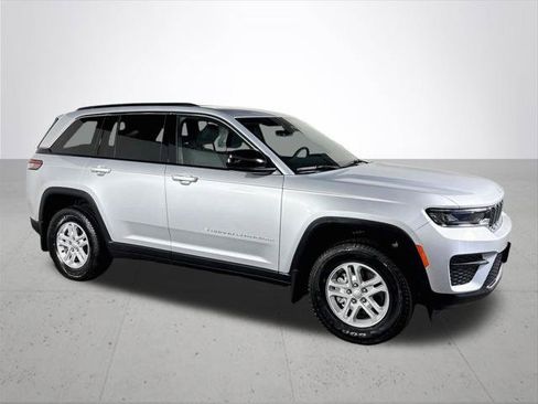 Certified 2025 Jeep Grand Cherokee Laredo w/ MOPAR Finishing Package AWD/4WD image 5