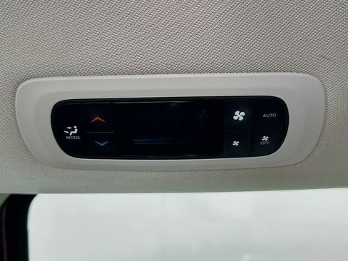 Used 2023 Chrysler Pacifica Touring-L FWD image 13