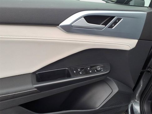 Certified 2025 Volkswagen Taos SE w/ Panoramic Sunroof Package image 9