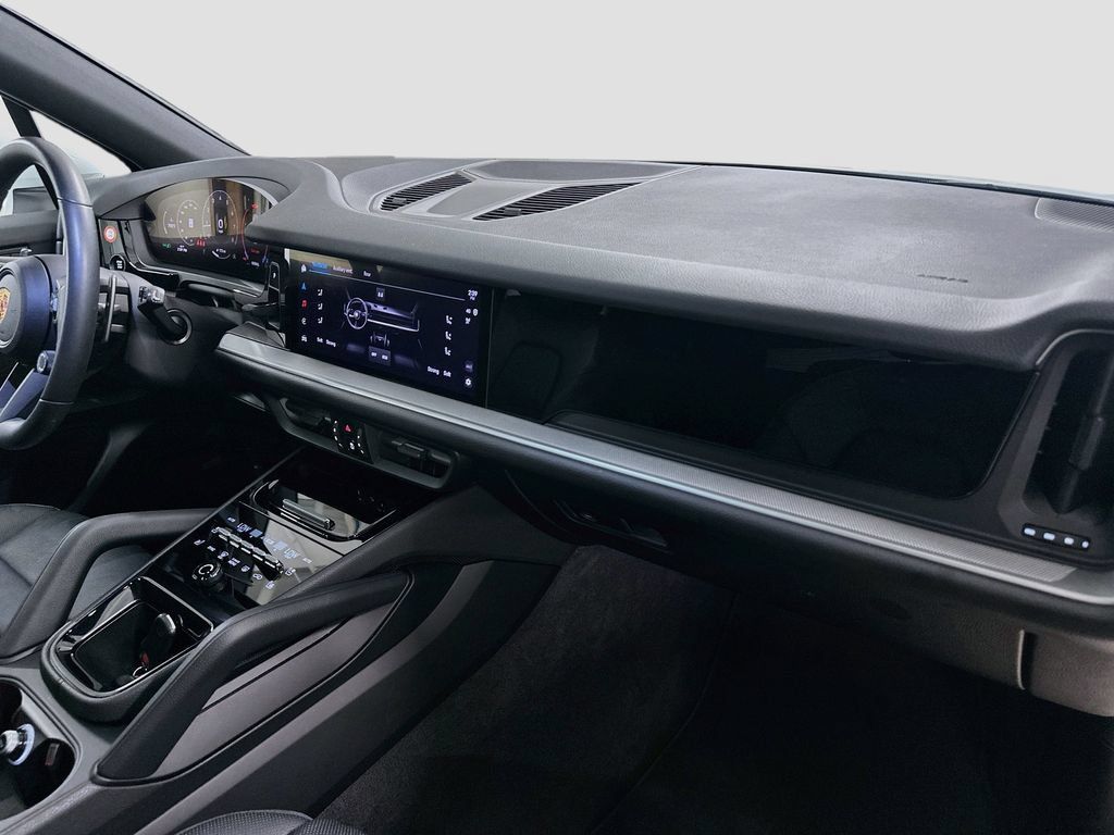 Certified 2025 Porsche Cayenne AWD/4WD image 30