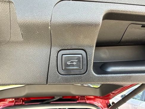 Used 2023 GMC Acadia SLT AWD/4WD image 16