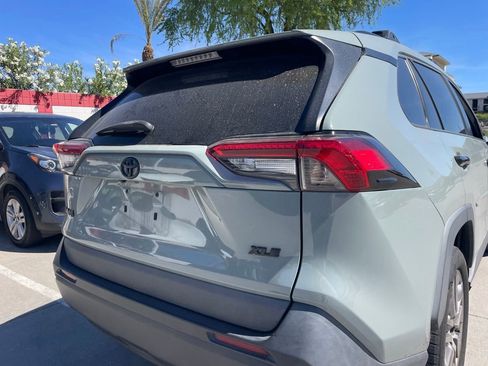 Used 2021 Toyota RAV4 XLE Premium image 4