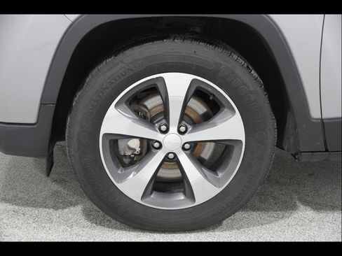 Used 2019 Jeep Cherokee Limited image 21