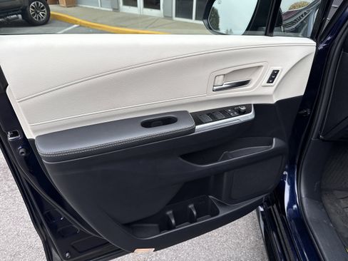 Used 2025 Toyota Sienna Platinum image 37