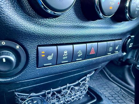 Used 2014 Jeep Wrangler Unlimited Sahara w/ Connectivity Group AWD/4WD image 29