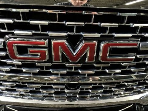 Used 2023 GMC Acadia Denali w/ Black Diamond Edition AWD/4WD image 9