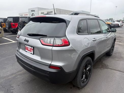 Used 2021 Jeep Cherokee Latitude Plus AWD/4WD image 3