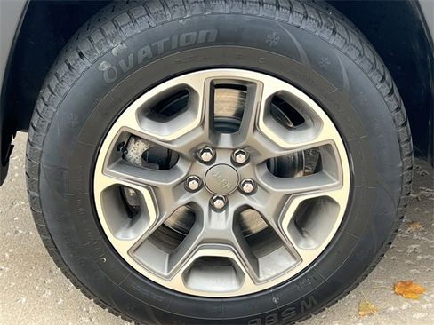 Used 2022 Jeep Cherokee Trailhawk image 7