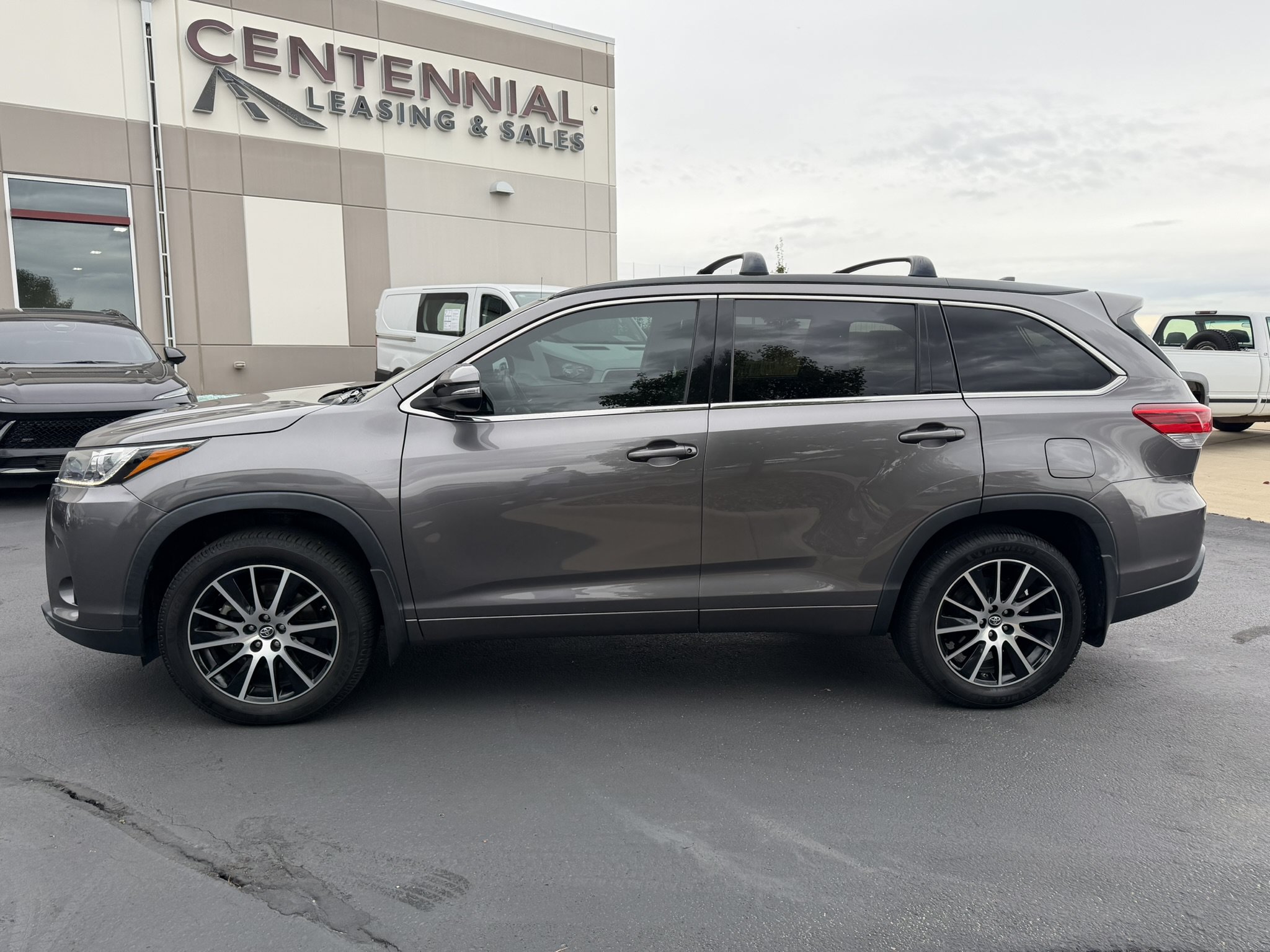 Used 2018 Toyota Highlander SE AWD/4WD image 4