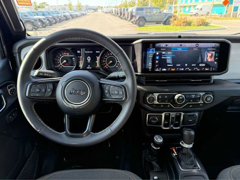 Used 2025 Jeep Gladiator Sport image 14