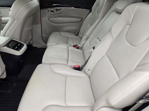 Used 2017 Volvo XC90 T6 Momentum w/ Vision Package image 9