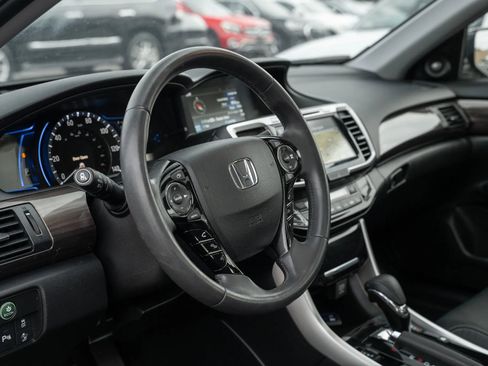 Used 2017 Honda Accord Touring image 15