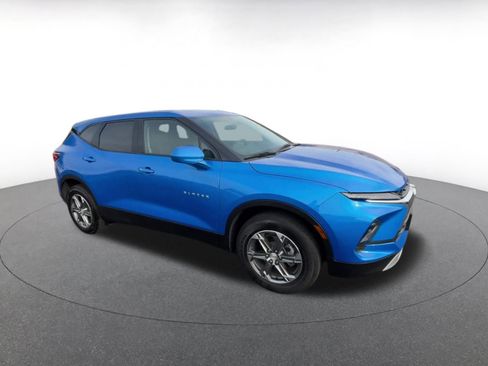 Used 2025 Chevrolet Blazer LT image 2
