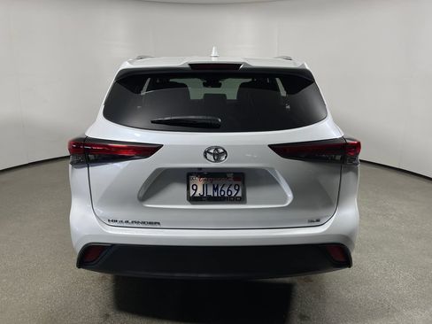 Used 2023 Toyota Highlander XLE FWD image 4