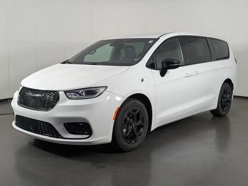 Used 2024 Chrysler Pacifica Limited FWD image 4