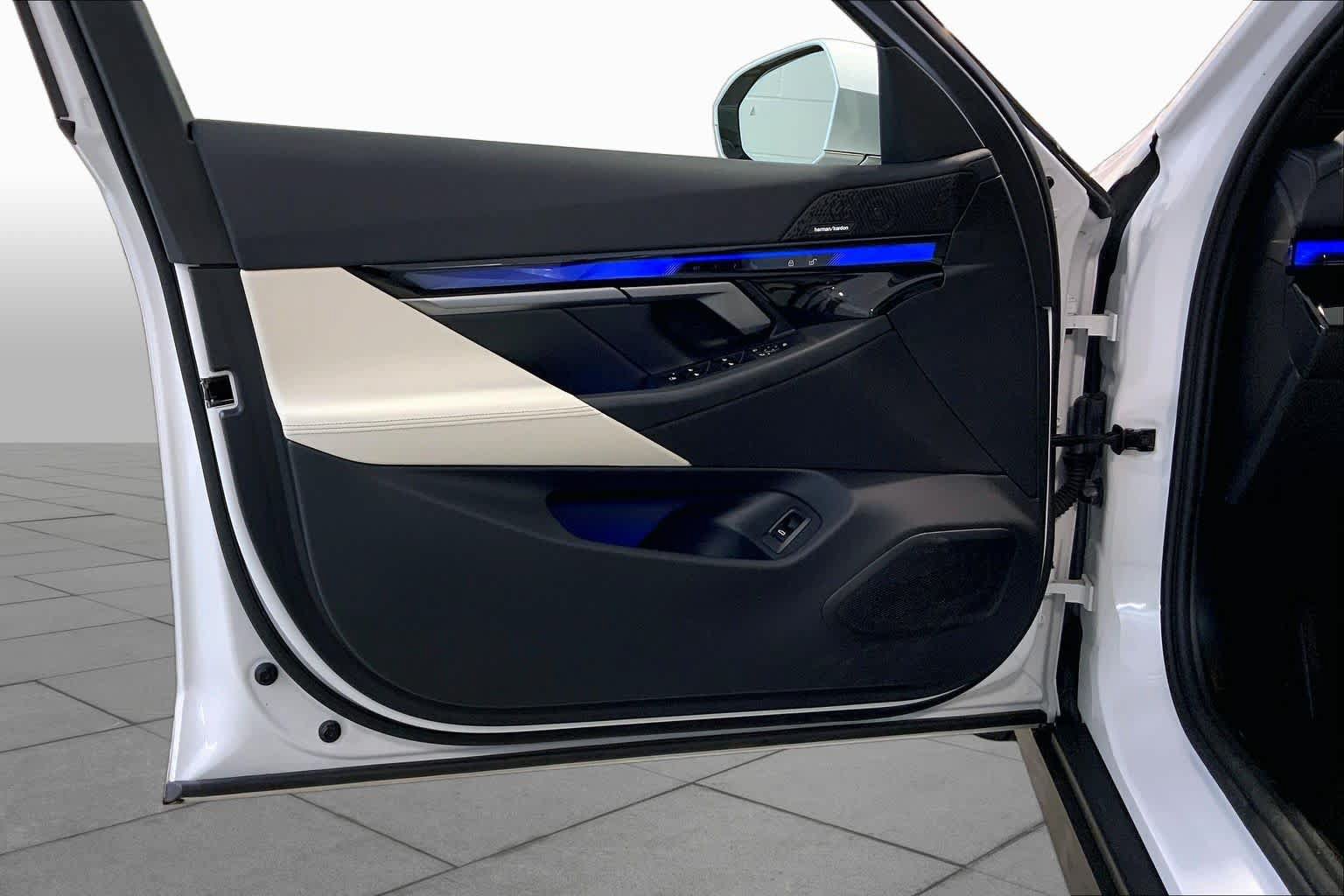 Used 2025 BMW i5 xDrive40 w/ Premium Package AWD/4WD image 21