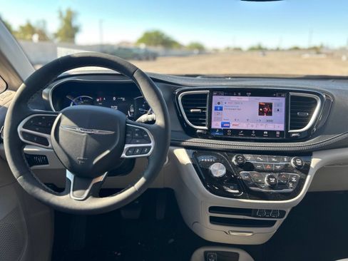 Used 2023 Chrysler Pacifica Touring-L FWD image 19