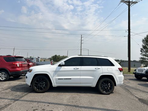 Used 2019 Jeep Grand Cherokee Altitude AWD/4WD image 2