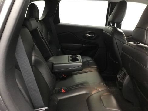Used 2019 Jeep Cherokee Latitude Plus AWD/4WD image 39