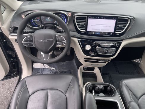 Used 2023 Chrysler Pacifica Touring-L FWD image 13