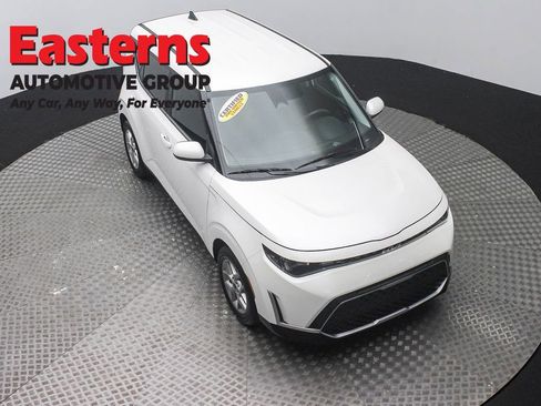 Used 2023 Kia Soul LX w/ LX Technology Package FWD image 3