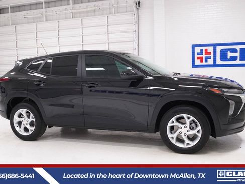 Used 2026 Chevrolet Trax LS w/ LS Convenience Package FWD image 4