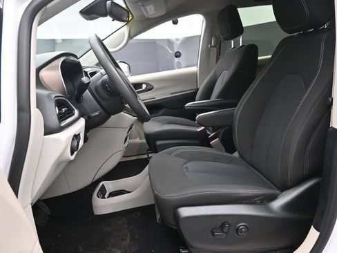 Used 2024 Chrysler Voyager LX FWD image 21