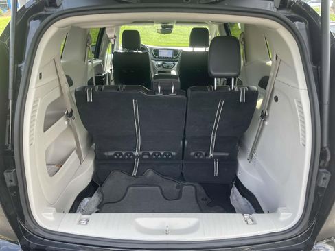 Used 2024 Chrysler Pacifica Touring-L FWD image 8