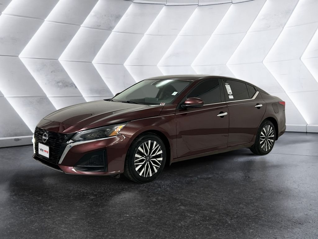 Used 2024 Nissan Altima 2.5 SV w/ SV Premium Package FWD image 3