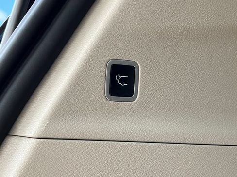Used 2024 Chrysler Pacifica Limited FWD image 42