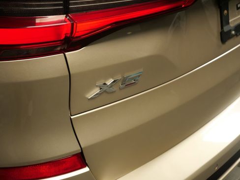 Used 2019 BMW X5 xDrive50i w/ M Sport Package AWD/4WD image 9