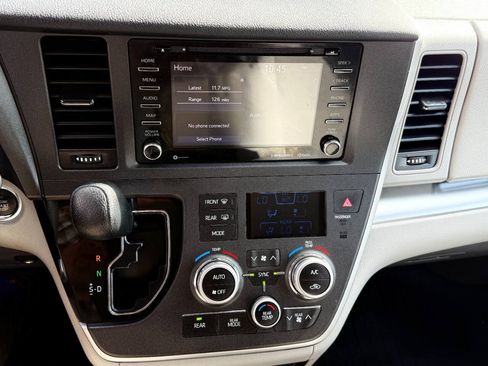 Used 2020 Toyota Sienna LE w/ LE Preferred Package FWD image 20
